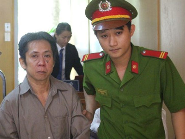 Người bán vé số dạo dùng dao đâm người vì bị đòi nợ