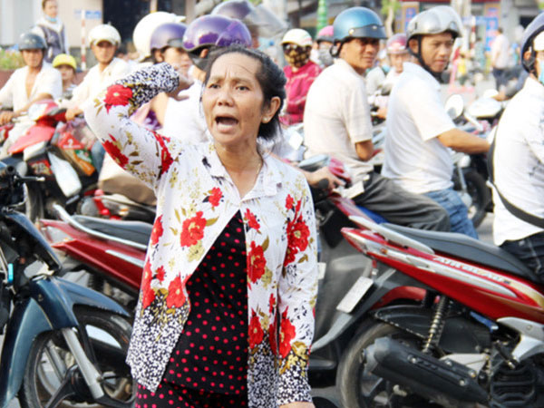 Nữ nguyên đơn cầm dép đuổi đánh chủ tọa phiên tòa