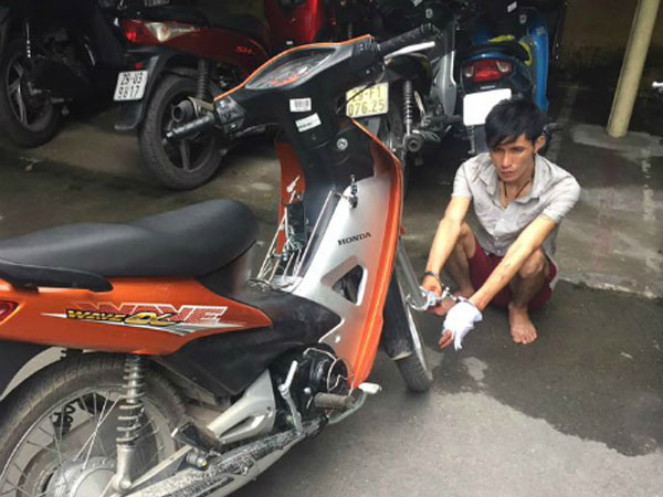 Tên cướp xe máy rút dao dọa giết cảnh sát giao thông
