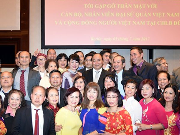 Thủ tướng tới Berlin, thăm Đại sứ quán, gặp gỡ đại diện người Việt tại Đức