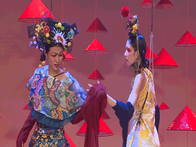Thùy Dương và Cao Thiên Trang có đang "diễn" hơi quá tại "Next Top Model"?