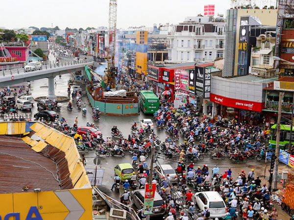Cửa ngõ sân bay Tân Sơn Nhất lại hỗn loạn do thi công cầu vượt