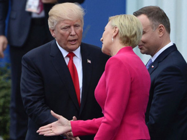 Đệ nhất phu nhân Ba Lan “ngó lơ” cái bắt tay của ông Trump