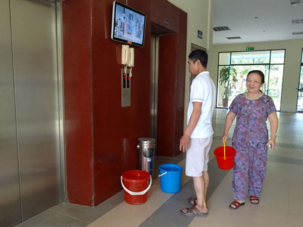 Hàng nghìn cư dân chung cư xếp hàng như thời bao cấp xách từng xô nước sạch