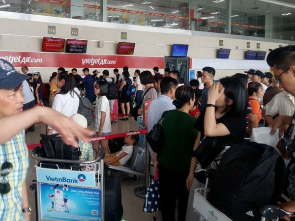 Hành khách ném hành lý vào mặt nhân viên hàng không