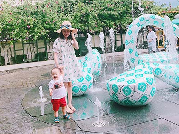 Lần đầu xuất ngoại, con trai Ly Kute trổ tài gọi điện thoại "nhoay nhoáy" như người lớn