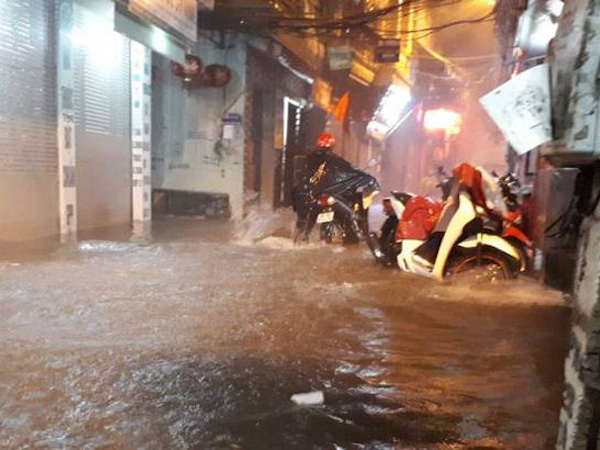 Mưa lớn khiến nhiều tuyến đường của Hà Nội ngập sâu trong đêm tối