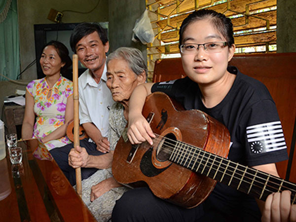 Nữ thủ khoa hãnh diện khi cha mẹ bán hàng rong ở Sài Gòn