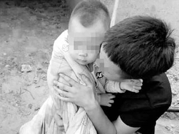 Nửa đêm tỉnh dậy, mẹ hoảng hồn phát hiện con trai 5 tuổi nằm cạnh biến mất bí ẩn