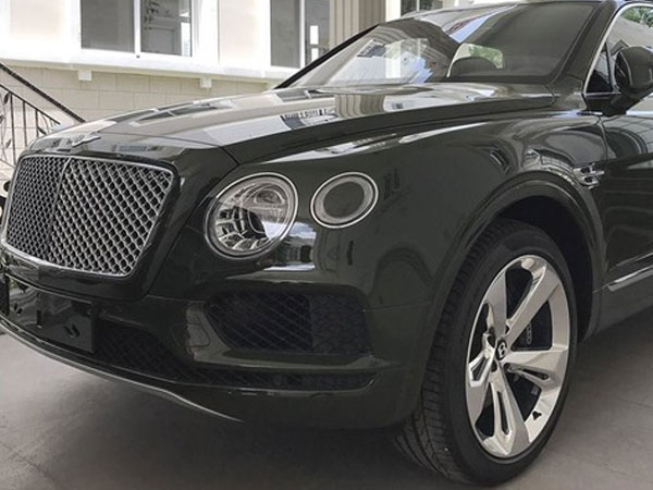 Thiếu gia 9X Sài thành tậu thêm Bentley Bentayga màu độc nhất Việt Nam