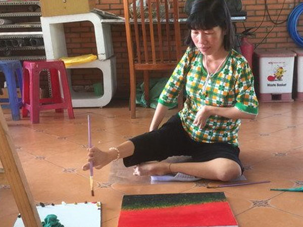15 tuổi mới học lớp 1, cô gái khuyết tật tứ chi vẫn tốt nghiệp đại học