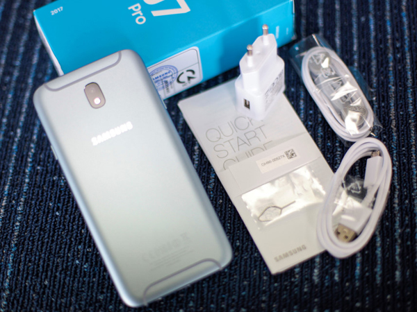 Mở hộp Samsung Galaxy J7 Pro giá 6,9 triệu vừa lên kệ