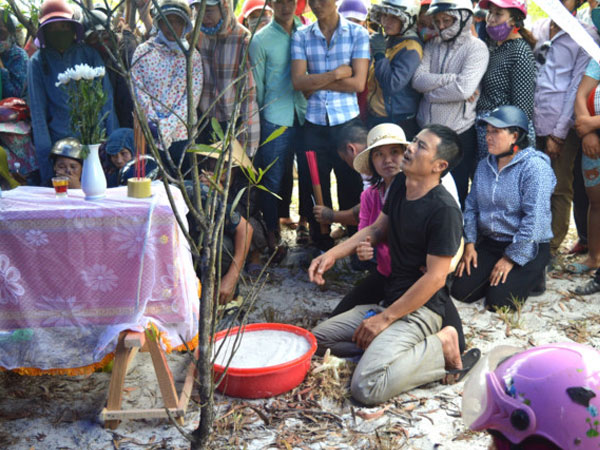 Người thân khóc ngất bên quan tài bé trai mất tích ở Quảng Bình