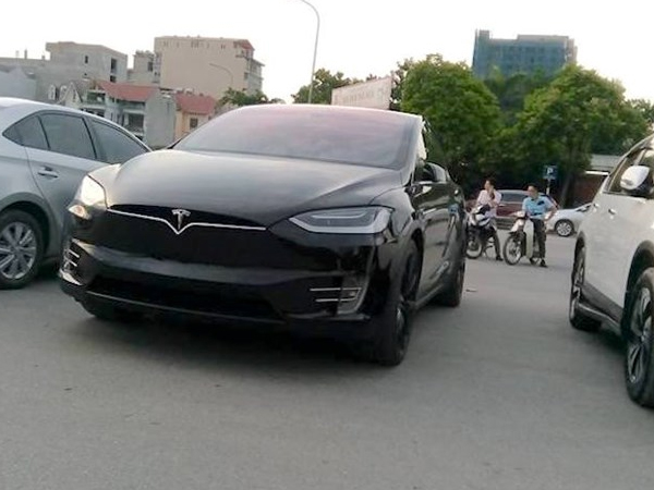 Siêu ôtô điện Tesla Model X 8 tỷ “dạo phố” Hà Nội
