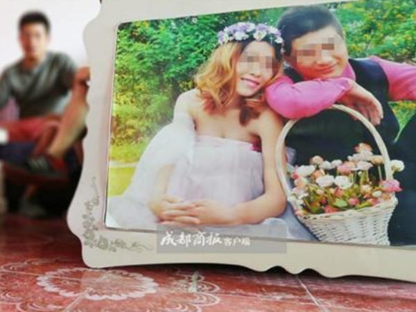 Treo ảnh cưới trong phòng ngủ suốt 2 năm, cặp đôi mới bàng hoàng phát hiện... không phải ảnh của mình