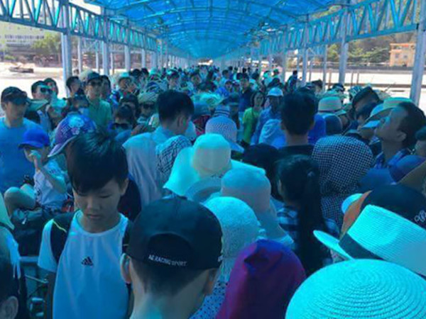 10.000 du khách "kẹt" ở đảo Cô Tô vì thời tiết xấu
