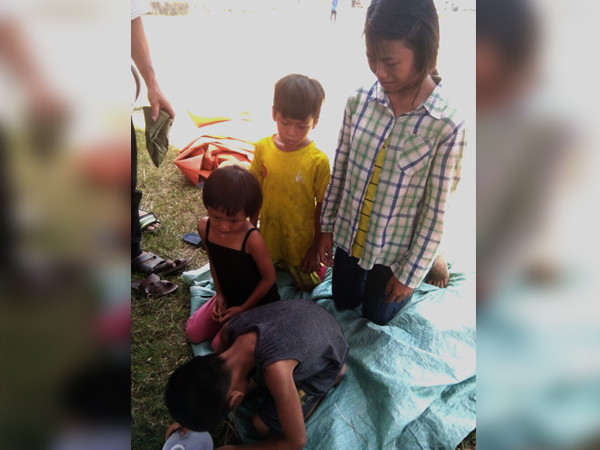 Bàng hoàng phát hiện người phụ nữ chết bên vệ đường