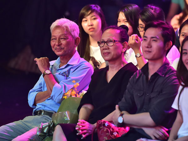 Bố Jun Phạm khóc trên sóng "Gương mặt thân quen"