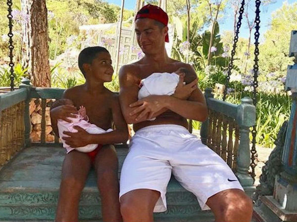 Choáng: Ronaldo lách luật, đẻ thuê sinh đôi phi tự nhiên