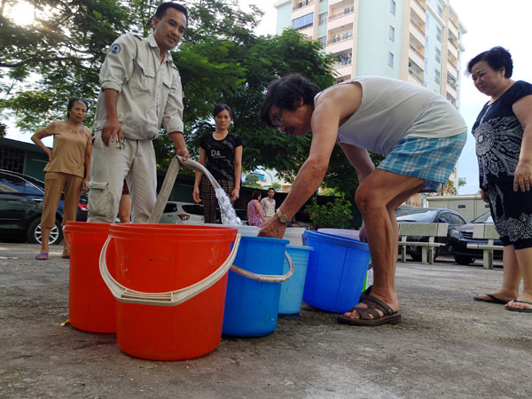 Hà Nội: Thiếu nước sinh hoạt, nhiều gia đình KĐT Đại Kim ngậm ngùi bỏ 3 triệu đồng/20 ngày mua nước sạch