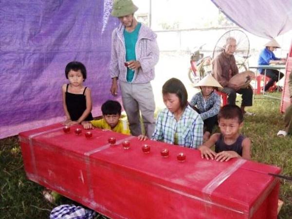 Hà Tĩnh: Đi thu ống lươn, phát hiện thi thể 1 phụ nữ bên vệ đường