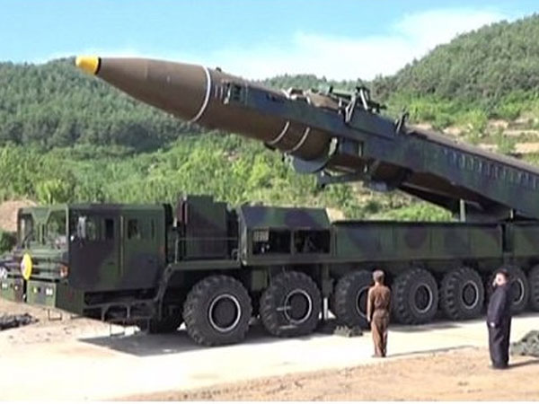 Hình ảnh Kim Jong Un hút thuốc ngay cạnh tên lửa sắp phóng