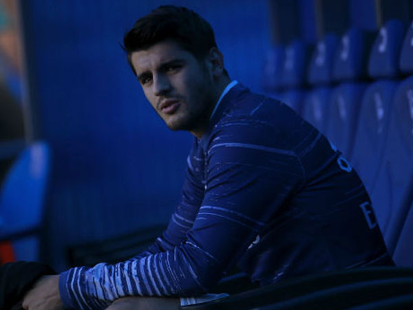 Morata: Con rối đáng thương trong cuộc chiến MU - Real