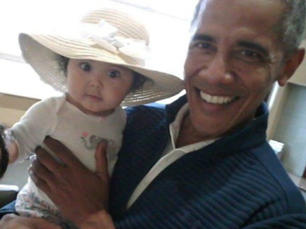 Obama gây sốt khi chụp ảnh bế em bé