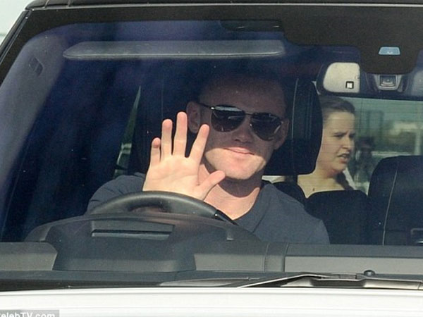 Rooney tươi cười đến kiểm tra y tế tại Everton