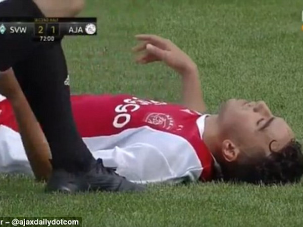 Tiền vệ Ajax đổ gục trên sân sau cơn đột quỵ