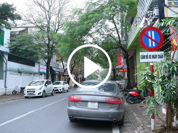 Video: Ôtô vẫn đỗ lộn xộn ở tuyến phố thí điểm theo ngày chẵn - lẻ