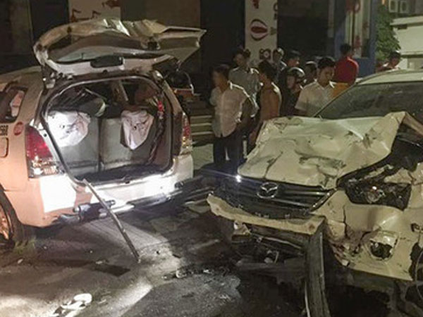 Bảo vệ lái xe của khách tông taxi lật nhiều vòng, 2 người trọng thương