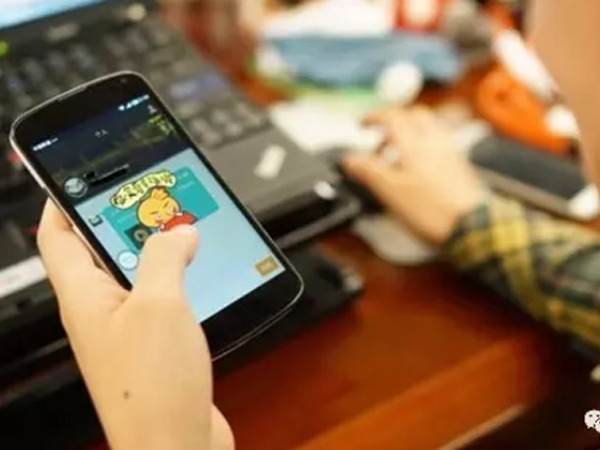 Cha già qua đời, các con mới phát hiện hơn 2 tỉ đồng bị chuyển sang tài khoản của giúp việc