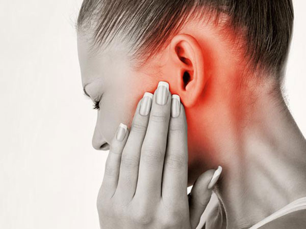 Chữa bệnh nhiễm trùng tai cực hiệu quả chỉ với 2 giọt nước ép tỏi tươi