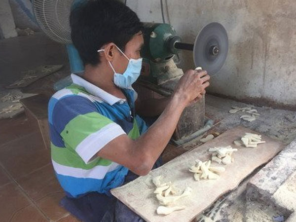 Ngày bán vé số, đêm đi học, chàng trai bại liệt giờ là ông chủ thành đạt