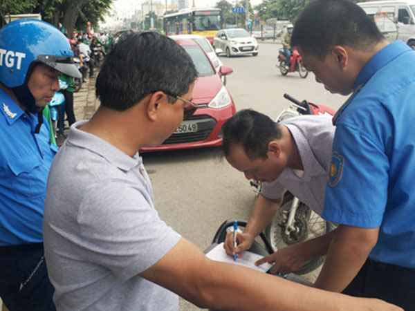 "Nhốt" hàng loạt xe Grab, Uber vì giả danh