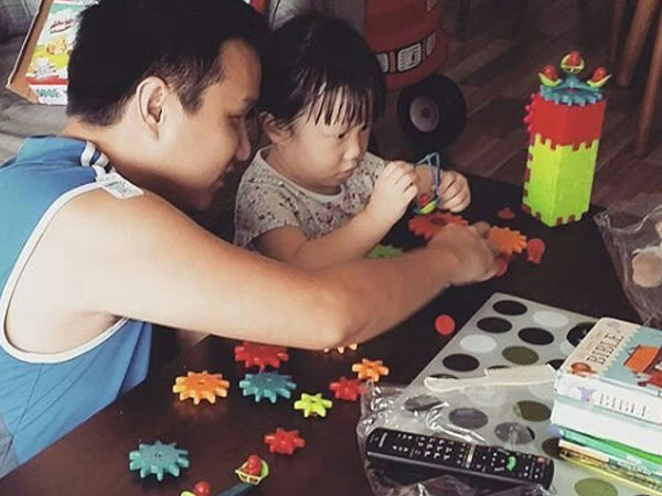 Nỗi niềm của các ông bố có con gái: Bỗng một ngày thấy con đã lớn