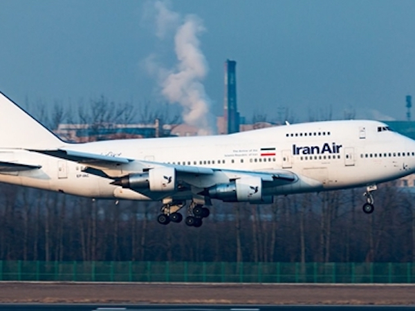 Phi cơ chở khách Iran hạ cánh khẩn cấp vì cháy động cơ