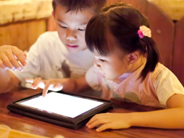 Thứ mà hàng triệu cha mẹ Việt hay cho con chơi chẳng khác nào đưa 1 gram ma túy