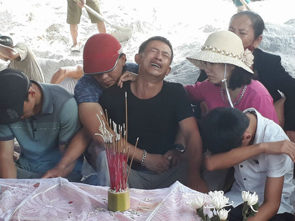 Vụ bé trai 6 tuổi mất tích ở Quảng Bình: "Cặp sách đã chuẩn bị đủ, sao con lại ra đi…"