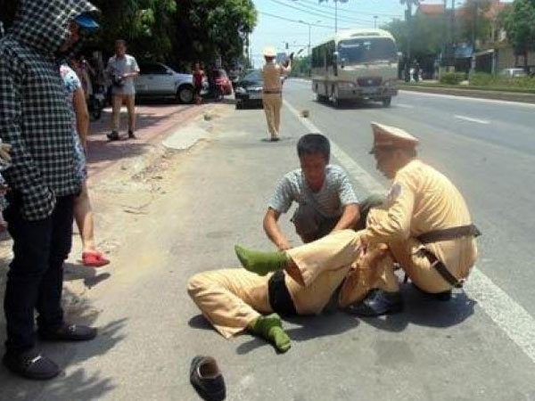 Xô ngã, gây sự với cảnh sát giao thông để bạn quay video