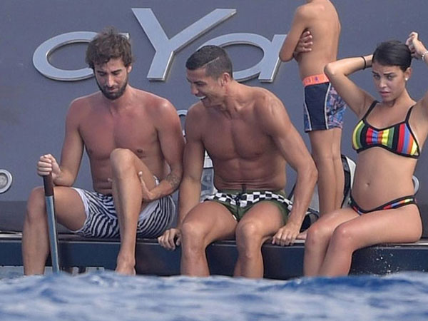 Bạn gái Ronaldo lộ bụng bầu khi mặc bikini