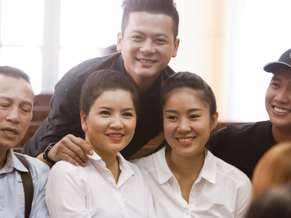 Các nghệ sĩ chúc mừng Ngọc Trinh thắng kiện Nhà hát Kịch