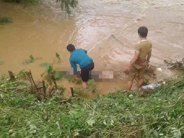 Chạy nửa cây số theo thi thể nạn nhân bị lũ cuốn