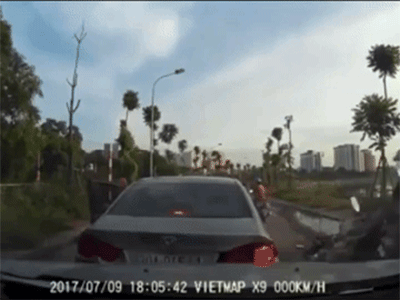 Clip: Tài xế hùng hổ bước xuống tranh cãi sau va chạm mà không hay biết chiếc xe đang "trôi" tự do phía sau