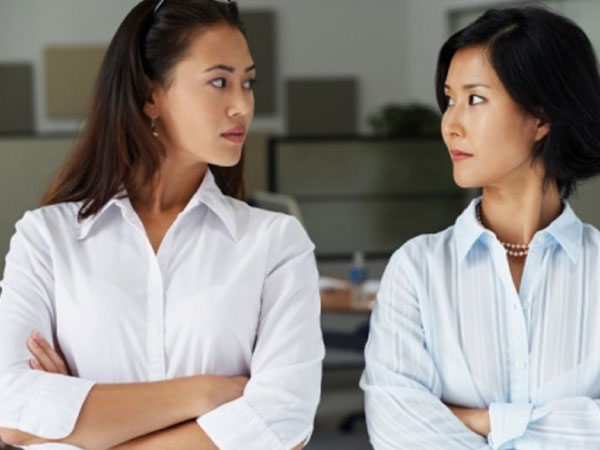 Không sống cùng mẹ chồng mà vợ tôi vẫn có mâu thuẫn