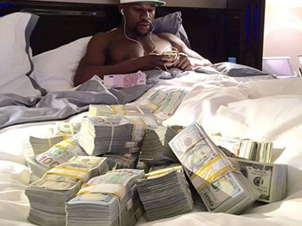 Mayweather so găng McGregor để kiếm tiền trả nợ