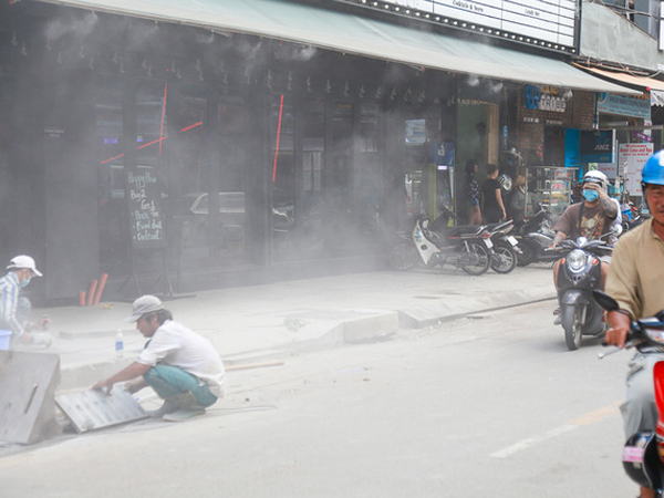 Phố đi bộ Bùi Viện 4 ngày trước khai trương: Công nhân đội nắng, hít bụi để thi công, lát đá vỉa hè