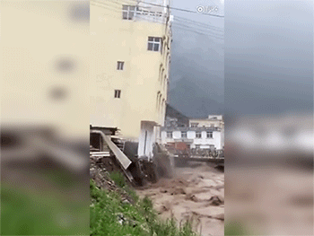 Trung Quốc: Mưa dầm dề vài ngày, cả căn nhà 5 tầng trôi ngay xuống sông chỉ trong tích tắc