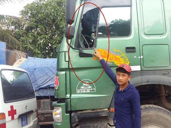 Va chạm giao thông, tài xế xe cứu thương vác dao chém người?